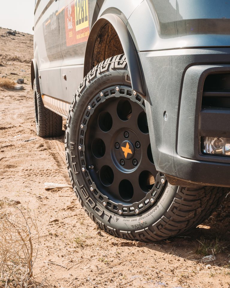 Loder AT#1 All Terrain Reifen Nahaufnahme am Geländewagen mit Delta Klassik_B Felge
